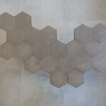 Salontafel Honeycomb gemaakt van betonciré op een houten basis. de vormen zijn verschillende hexacon vormen aan elkaar in een creatieve vorm. Het blad is van bovenaf te zien.