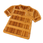 Borrelplank in de vorm van een voetbalshirt van de Graafschap met een logo gegraveerd. De plank is gemaakt van Bamboe