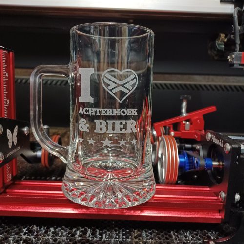 Bierpul met gravure poserend op de graveer rotary