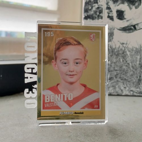 Een voetbalplaatjes houder gemaakt van plexiglas. Hierin kun je de Voetbalplaatjes van de Jumbo showen zowel staand of aan de koelkast.