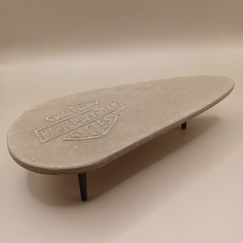 Prototype Harley Davidson Salontafel, in de vorm van een Harley benzine tank. Gemaakt van Beton ciré en zwart metalen poten