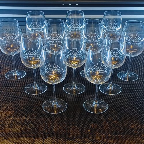 Assortiment gegraveerde glazen met bedrijfslogo