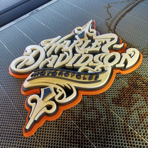 Een muurplaat van een Harley Davidson logo design