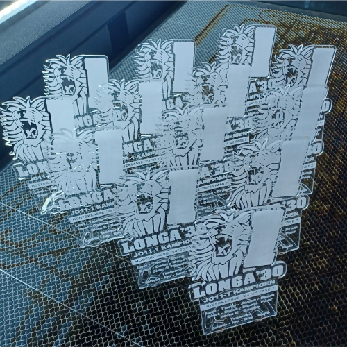Plexiglas sportprijzen met een uniek ontwerp van de club erop